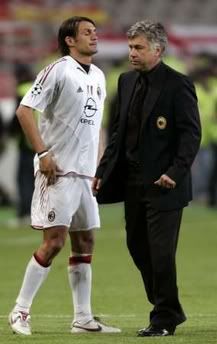 Maldini y Ancelotti después de perder con Liverpool