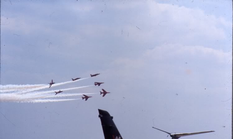 http://i2.photobucket.com/albums/y11/VC10/redarrows.jpg