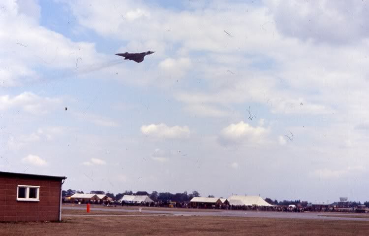 http://i2.photobucket.com/albums/y11/VC10/vulcanflypast.jpg