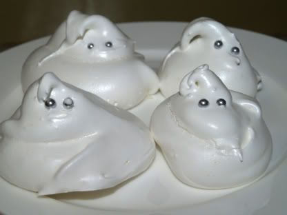 Ghost meringues Halloween 2010