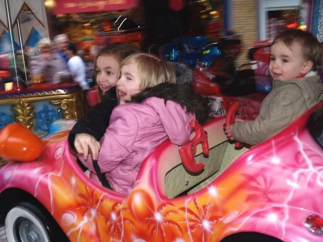 Bella Gabby Connor on carousel in town 22 Dec 2008
