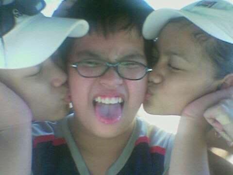 kissy kiss with my cousinS!!!