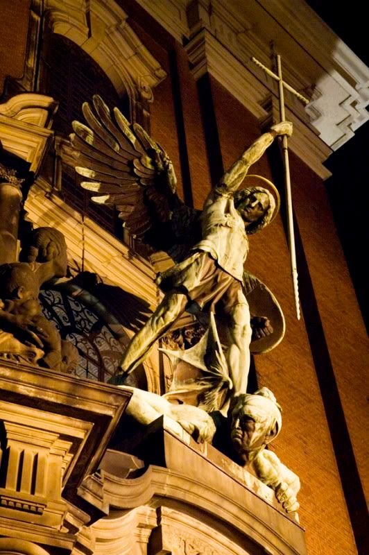 Statue_of_Archangel_Michael_over_the_main_Gate_of_the_church_Sankt_Michaelis_in_Hamburg_Germany.jpg