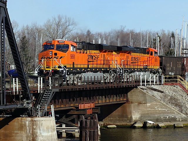 IMAGE: http://i2.photobucket.com/albums/y17/jimthias/Trains/BNSF3small.jpg