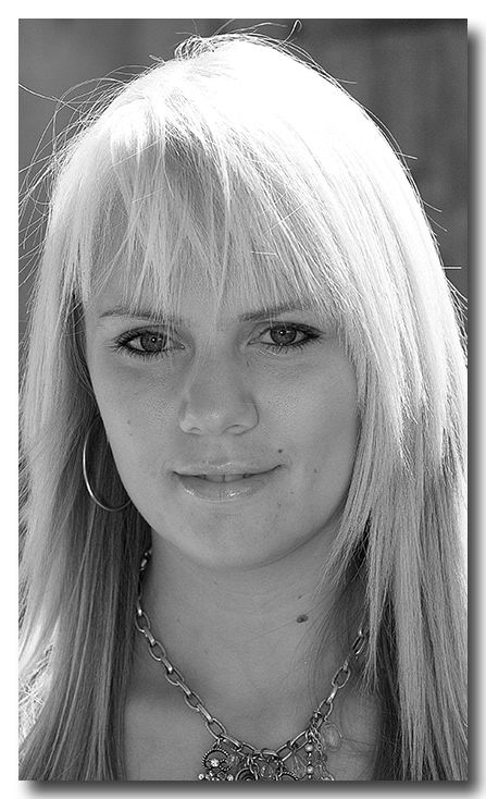 IMAGE: http://i2.photobucket.com/albums/y21/johnhem/Laura.jpg