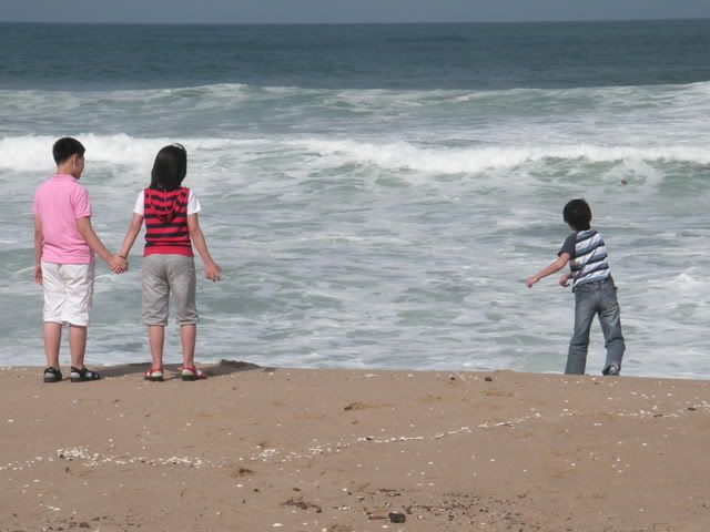 very cute kids in love.  look at the jealous dude on the right, throwing rocks.