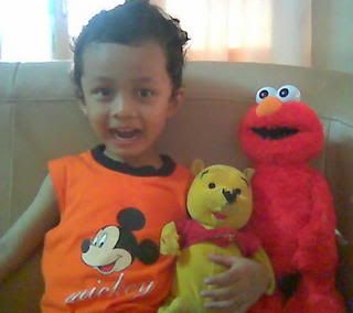 Ikmal, Pooh & Elmo yang tak tahan geli apabila digeletek