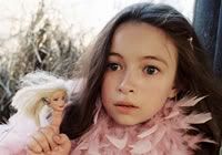 Jeliza-Rose, the new Alice in Wonderland dalam Tideland (seen here with one of her companions, severed Barbie doll heads.) Wataknya dipegang oleh Jodelle Ferland, last seen as Mary Jensen in Kingdom Hospital