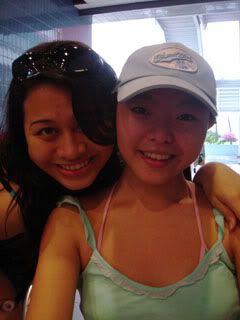 Siti had to hide behind Jean to look 'smaller'.. 