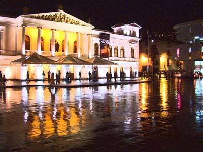 Teatro Sucre en noche de lluvia