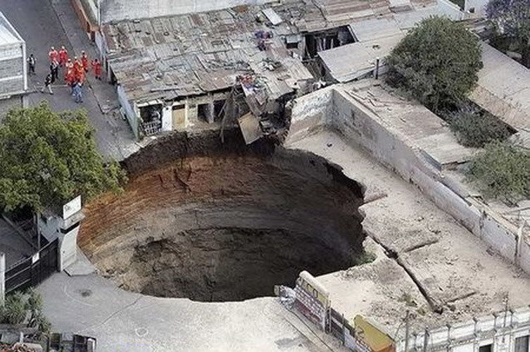 giant-sinkhole-behind-house.jpg