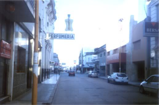 Vista calle 25 de Mayo, entre Alberdi y España, vista hacia el este