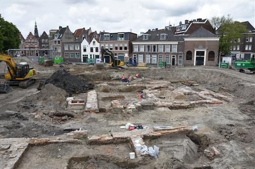 http://i2.photobucket.com/albums/y42/dommeltje/dommeltje002/Garenmarkt%20opgraving%2041.jpg