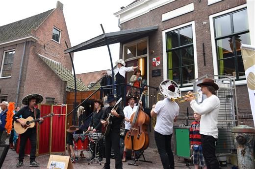 http://i2.photobucket.com/albums/y42/dommeltje/dommeltje009/GoudenPet%2057.jpg