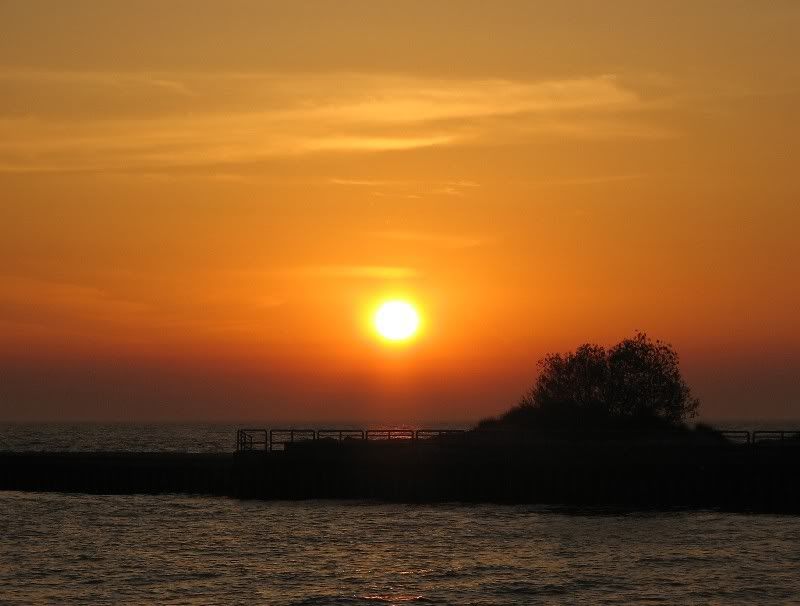 IMAGE: http://i2.photobucket.com/albums/y46/ecx350/sunset02fix-R.jpg