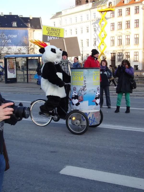 Een brandende Panda op een driewieler! Foto van Stas and Nelson.