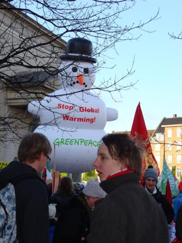 Een grote ongelukkige sneeuwman van Greenpeace. Foto van Stas and Nelson.