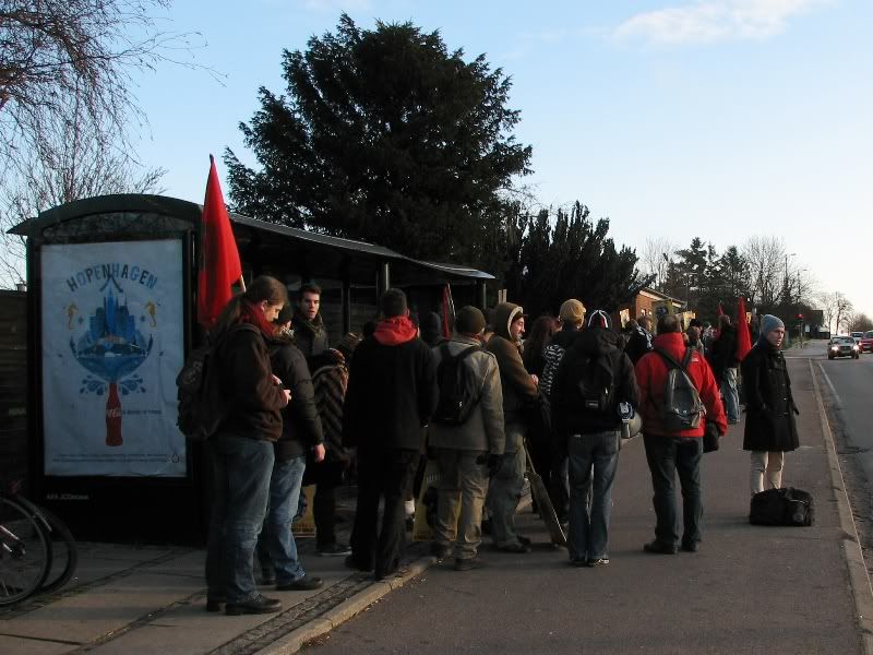 De Nederlandse IS groep, wachtend op de bus.