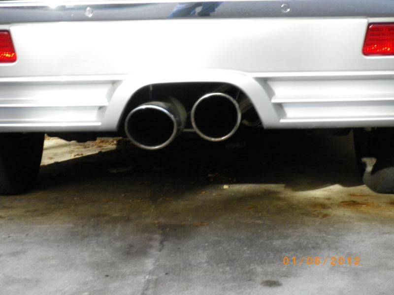 http://i2.photobucket.com/albums/y9/JACK1992VR4/SRT8/exhaust1.jpg