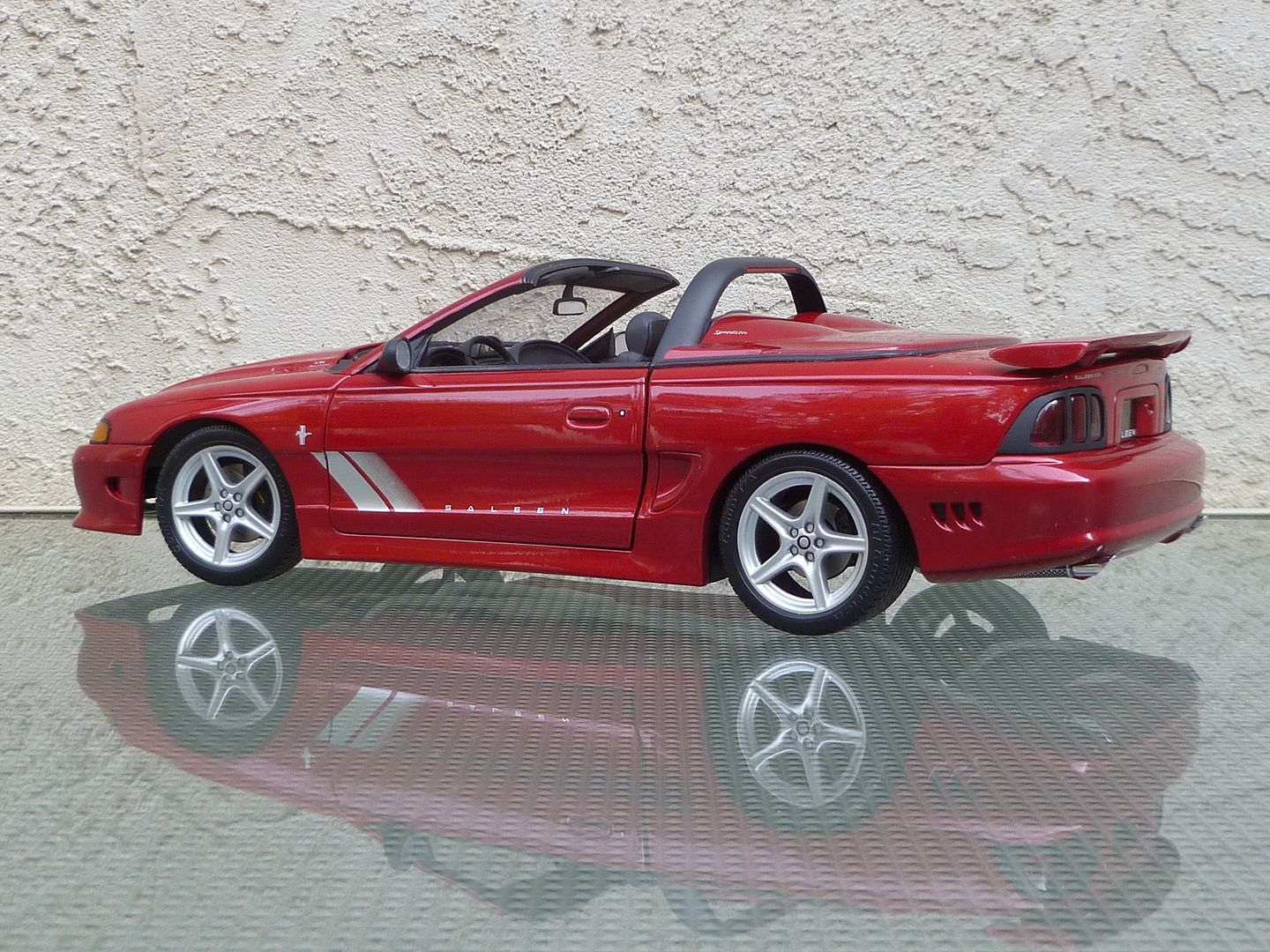 AutoArt Saleen Mustang S351 Supercharged Speedster