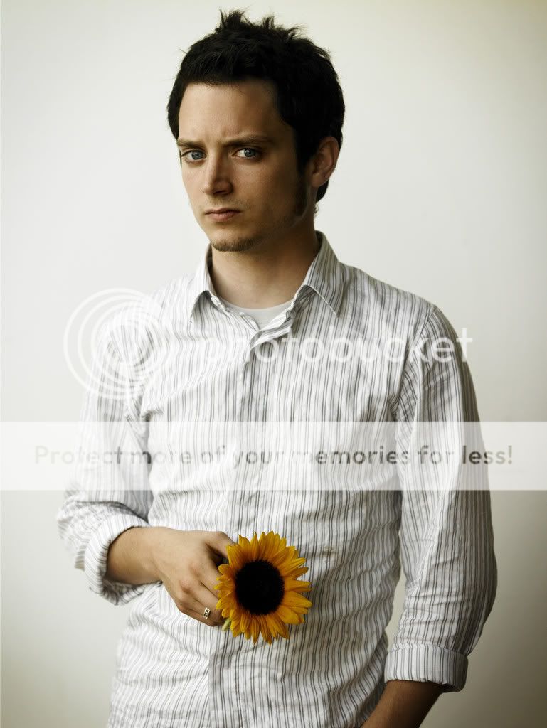 http://i2.photobucket.com/albums/y20/ELfriend/Elijah%20Wood/flower5.jpg
