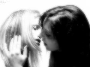 https://i2.photobucket.com/albums/y38/Gaile/Kiss__.jpg